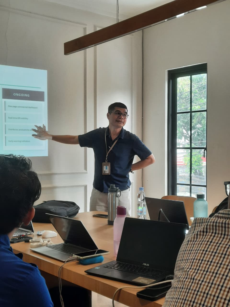 Beranda Partogi Simandjuntak memandu sesi training sales ASTHA