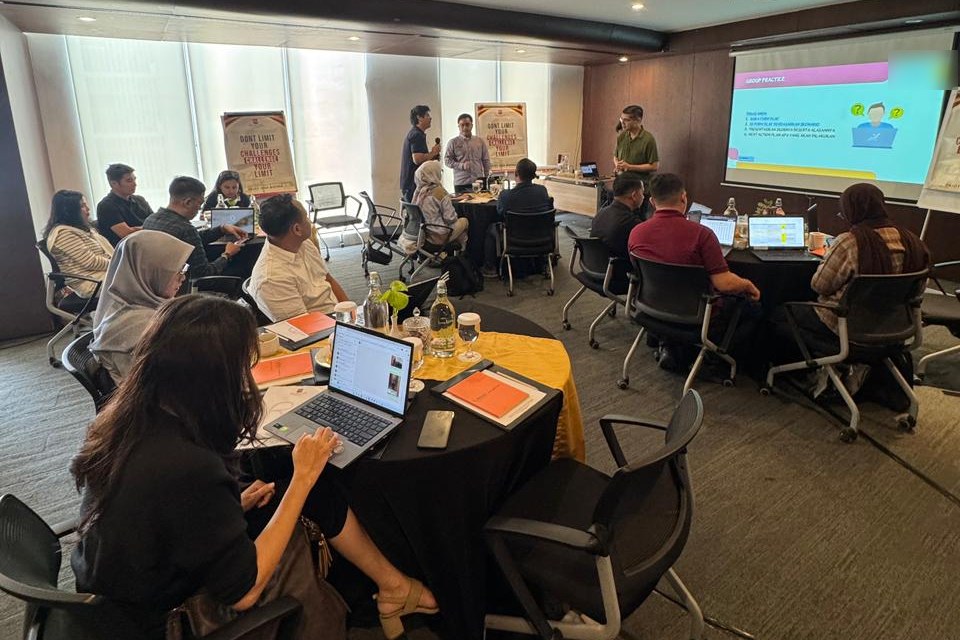 Beranda Peserta training sales berdiskusi dalam sesi group practice